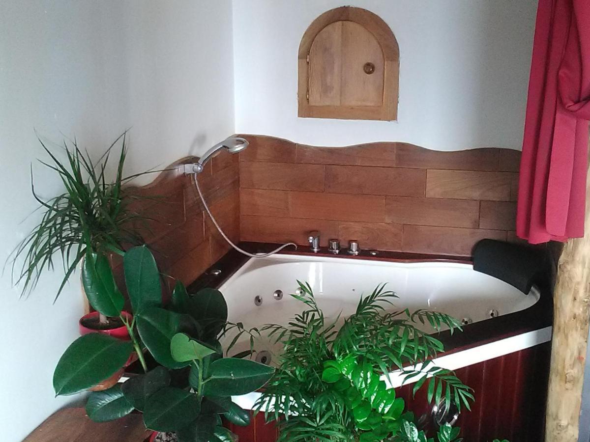 Appartement dans une maison de charme avec jacuzzi Pino Extérieur photo